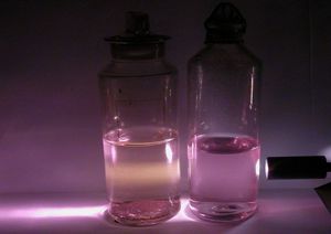 Опалесценция - оптический эффект, при котором свет сильно рассеивается и теряется прозрачность вещества